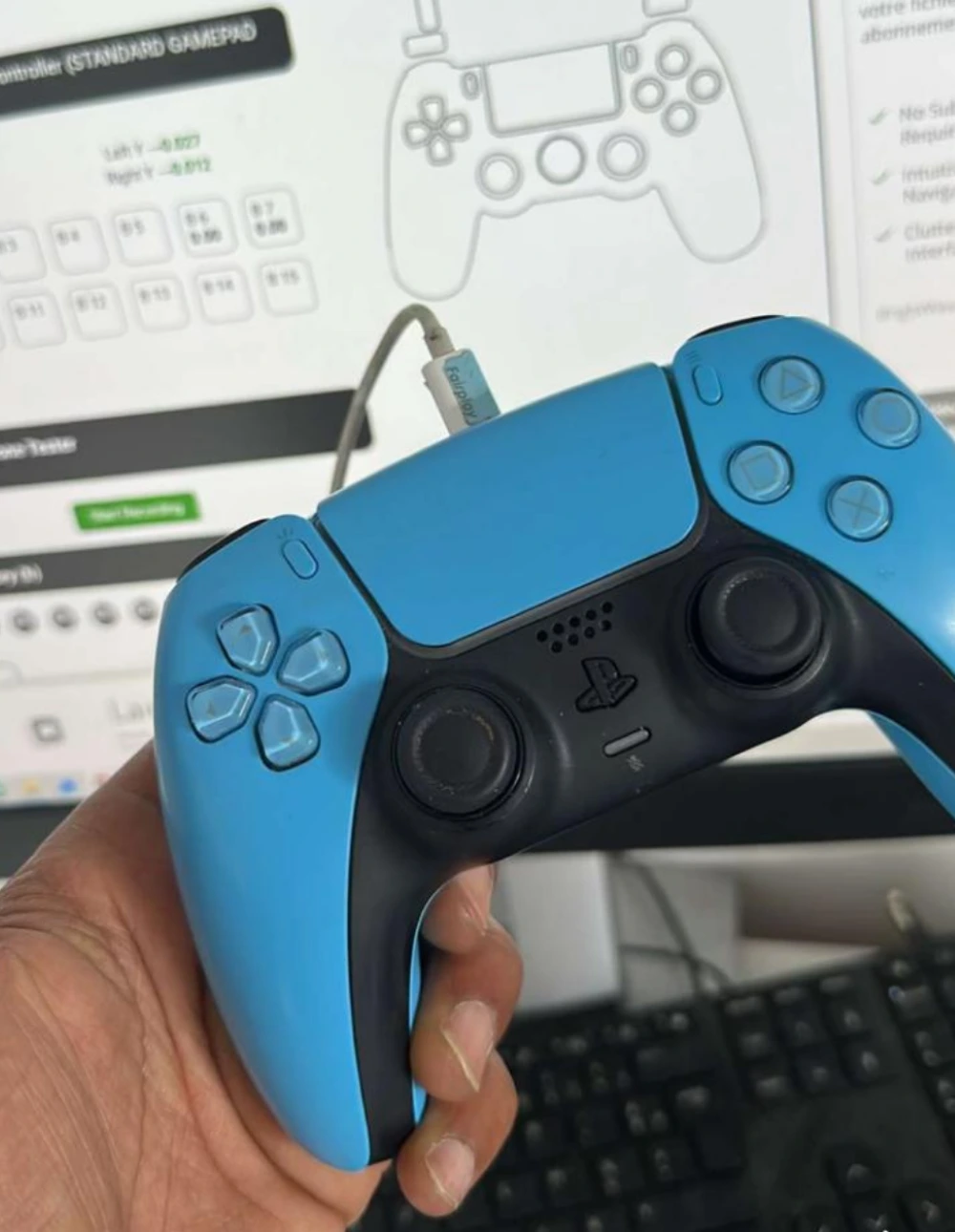 Test et réparation de joystick de manette PS5 sur plateforme dédiée à Nantes