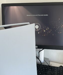 PlayStation 5 affichant l'écran d'appairage de la manette après une réparation en atelier.