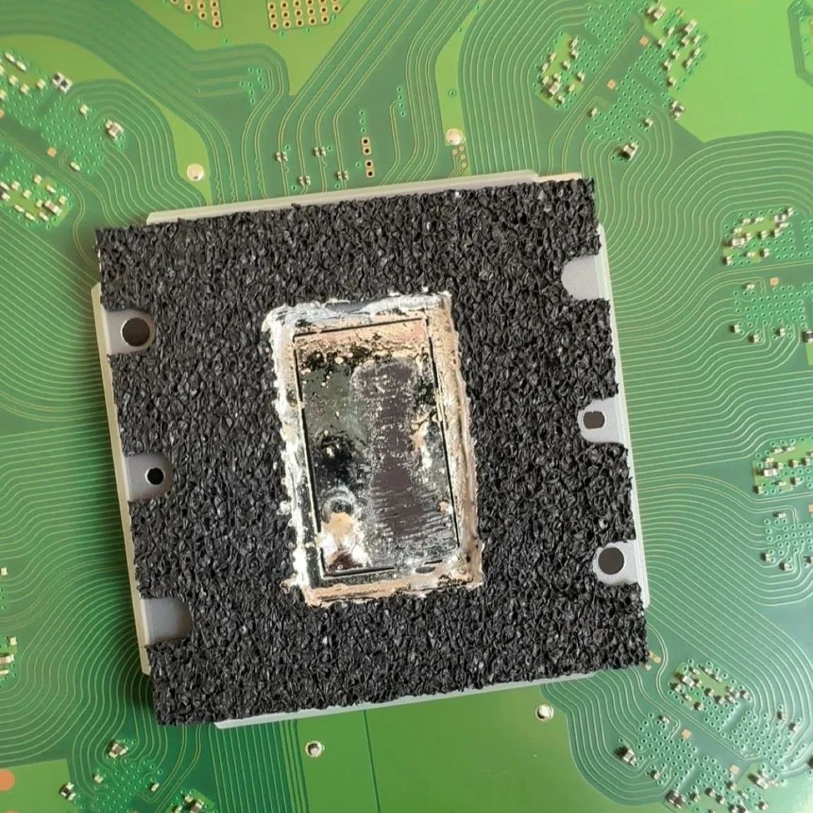 Métal liquide usé sur l'APU d'une PS5 avant remplacement par Phone 44 à Nantes