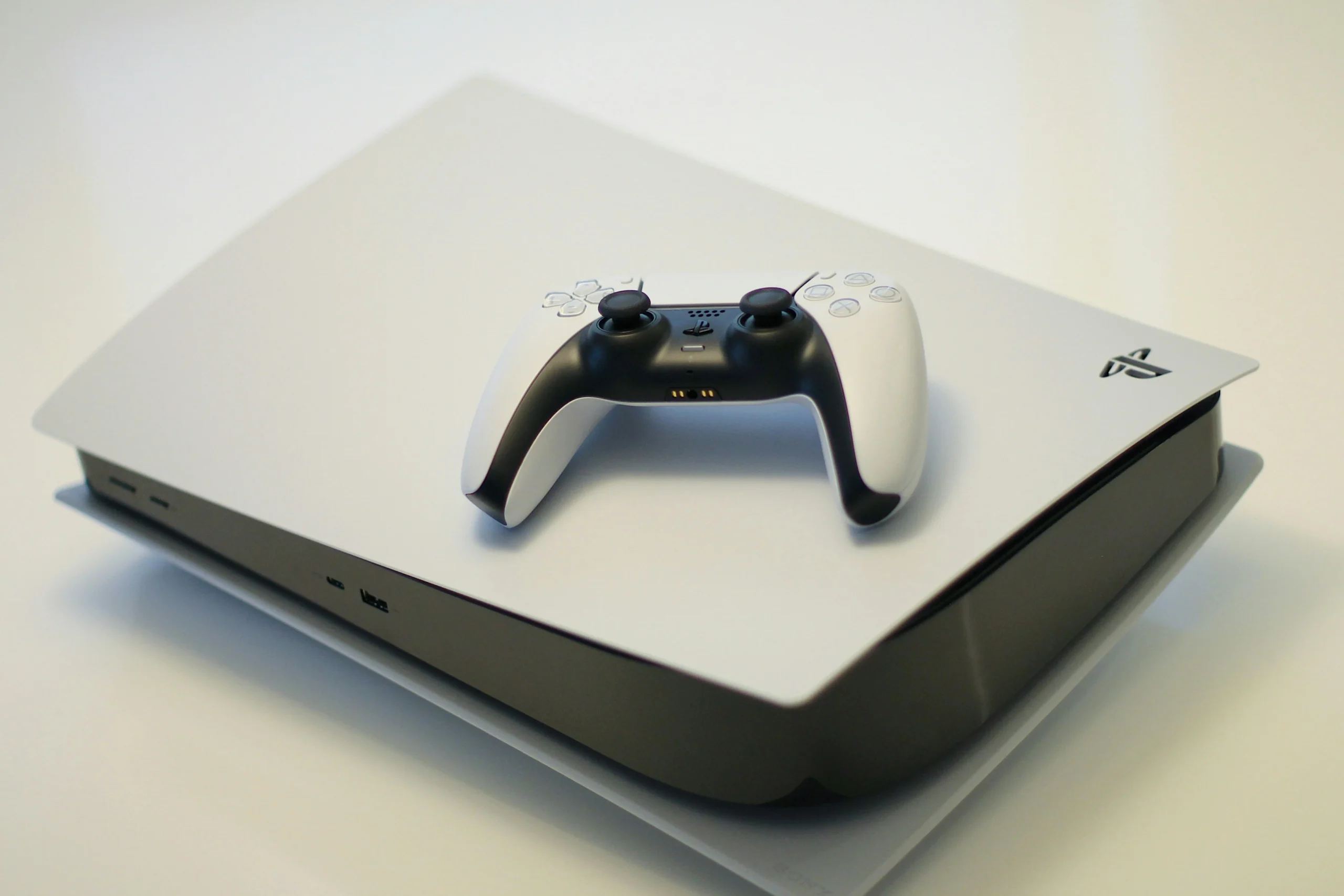 Réparation et entretien du système de refroidissement d'une PS5 à Nantes par Phone 44