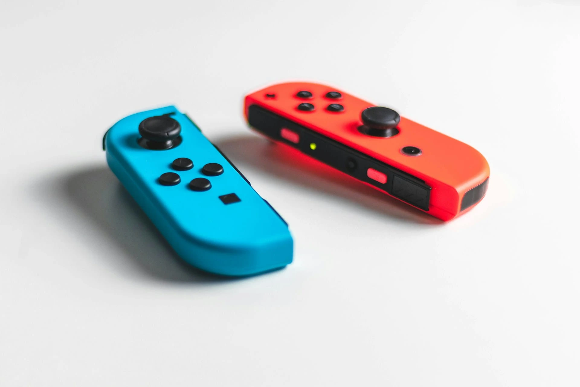 Joy-Con Nintendo Switch bleu et rouge, réparation du drift à Nantes par Phone 44