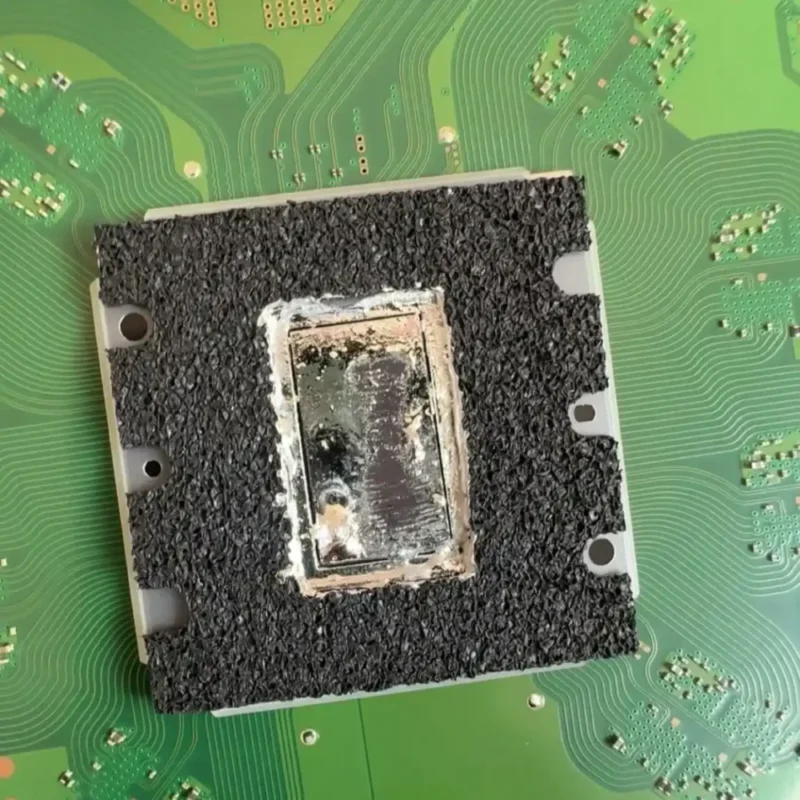 Métal liquide usé sur l'APU d'une PS5 avant remplacement par Phone 44 à Nantes