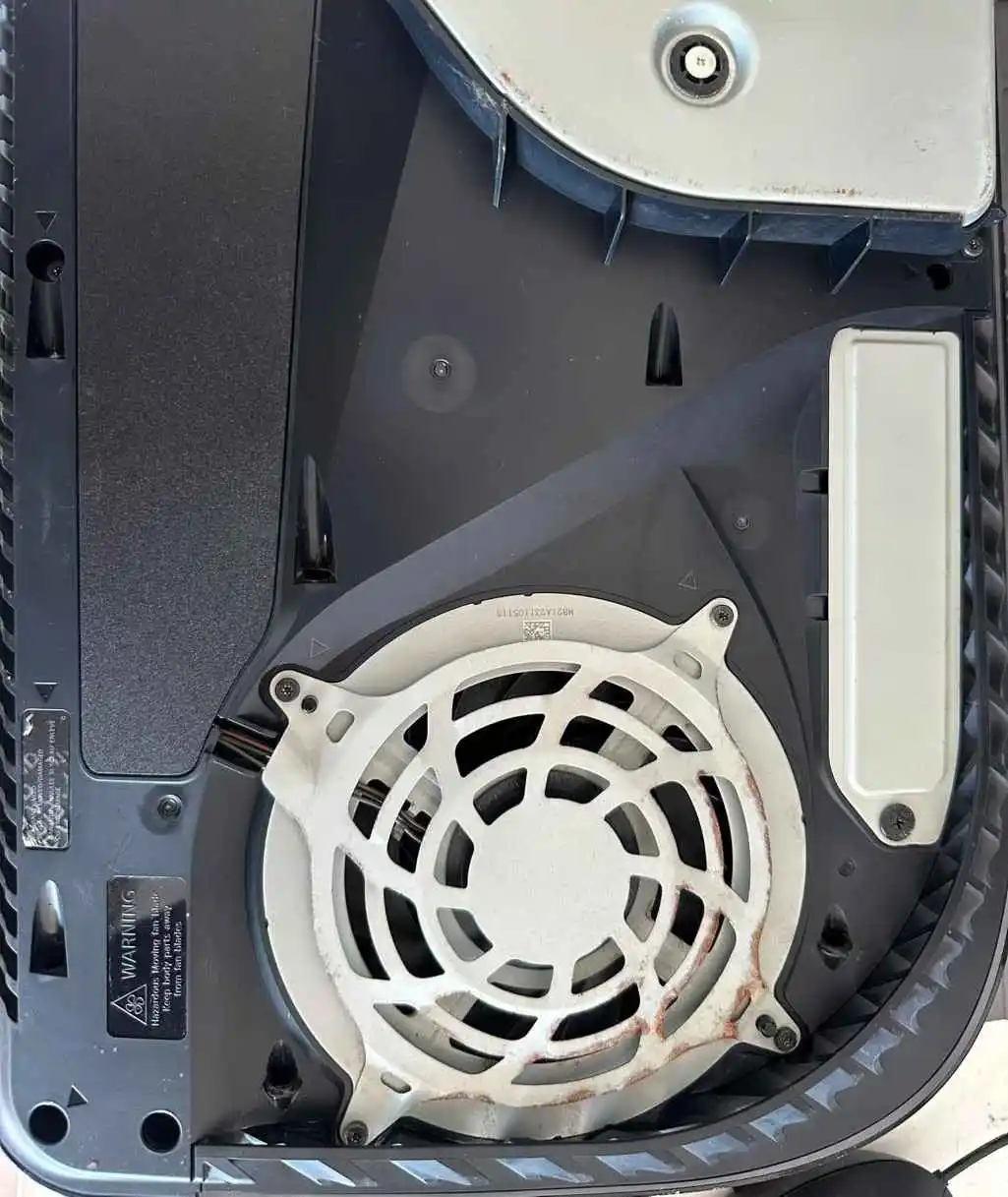 Nettoyage du ventilateur et du système de refroidissement d'une PS5 à Nantes