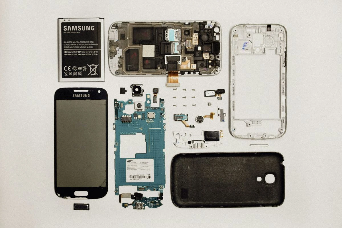 Samsung Galaxy démonté en réparation à Nantes par Phone 44